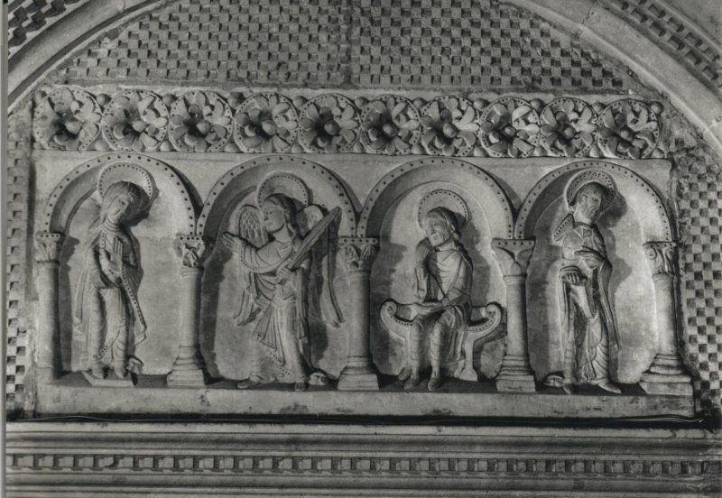 Le bas-relief de la chaire, alors qu'il ornait le tympa de la chapelle des Ursulines.